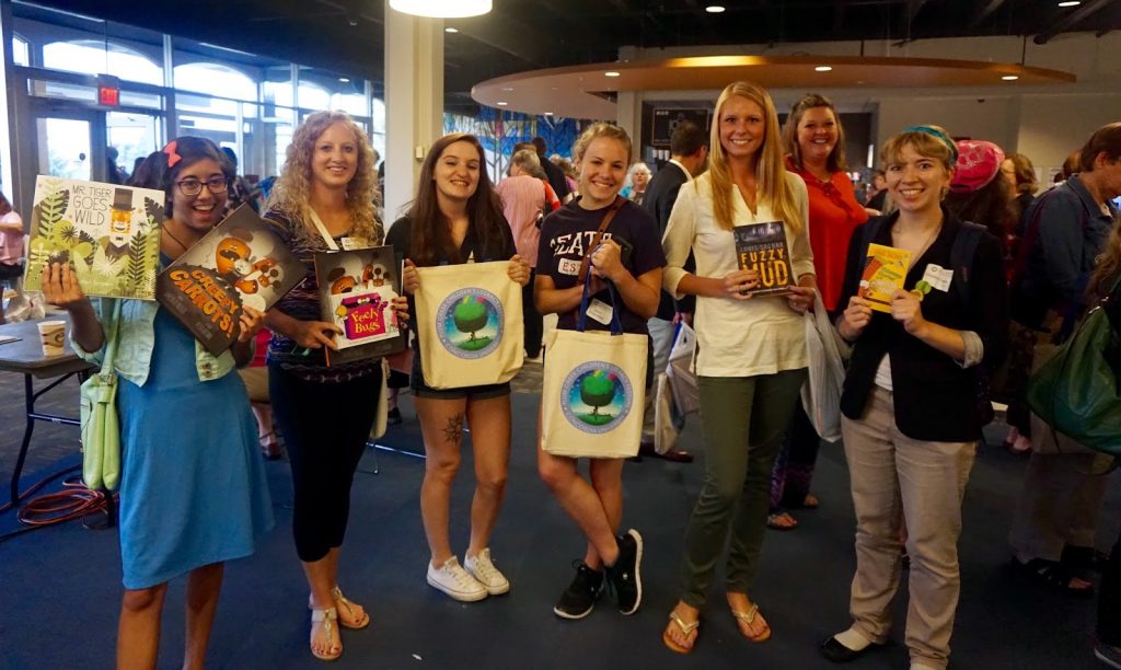 太阳城集团官方网站的学生们回到梅溪扫盲节。