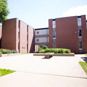 纪念复杂 located at the north end of campus.