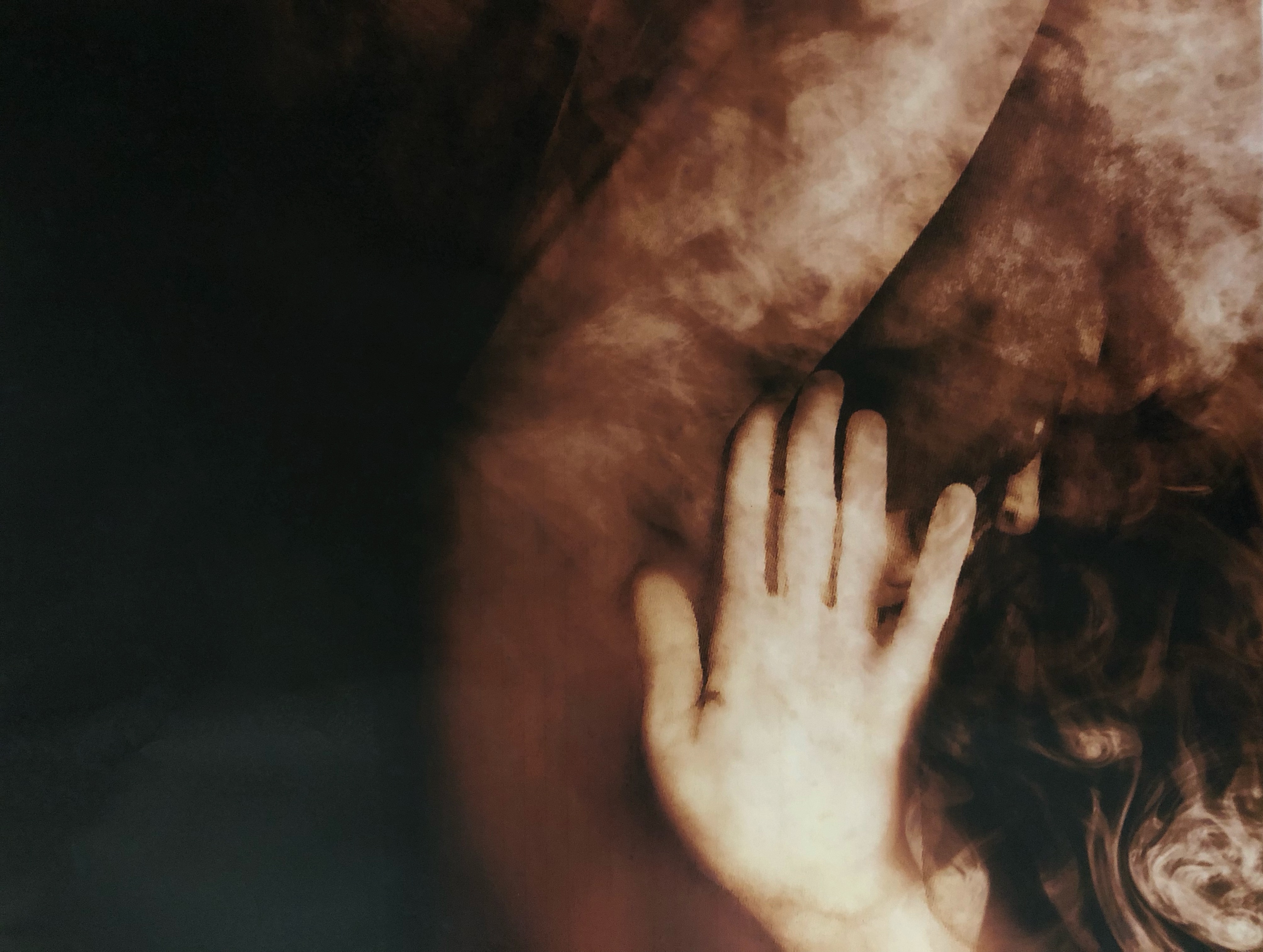 figure with right arm up and left palm and fingers towa理查德·道金斯 the viewer