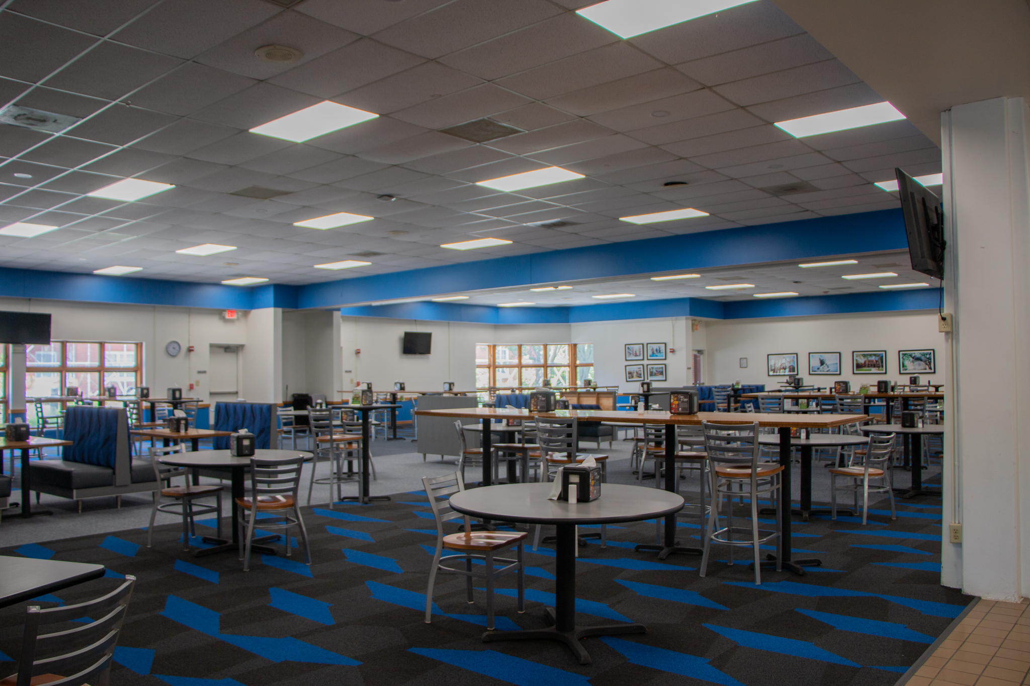 蓝橡木房 seating area with tables and chairs, high top tables and bar stools and booths.