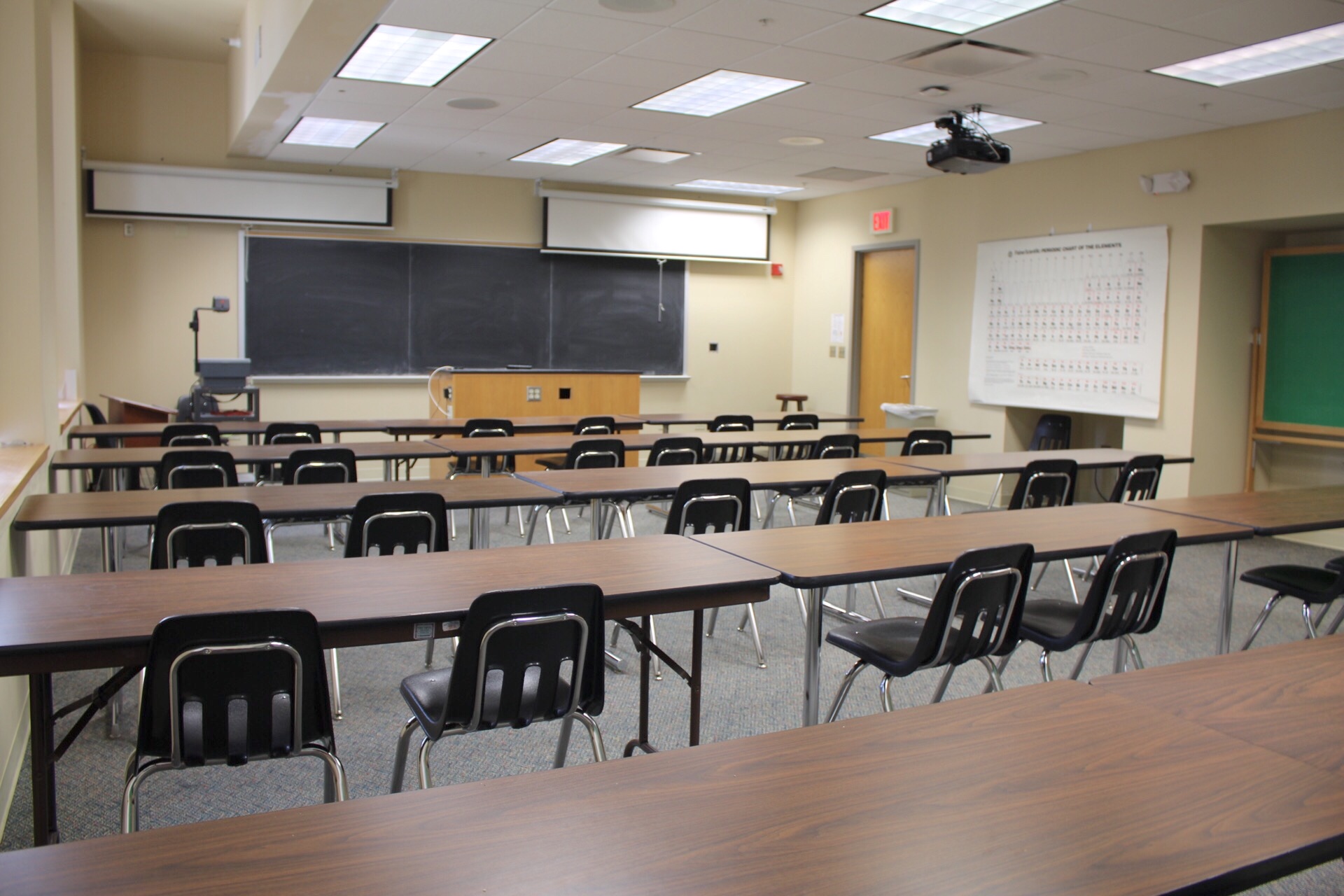 Hoyt讲座215 from back of class, portable chalkboard on the side of the classroom.