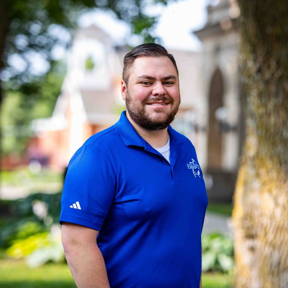 约翰·艾略特 headshot