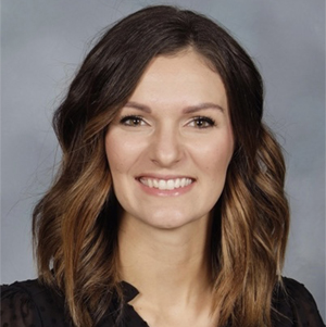 莎拉Halvorsen headshot