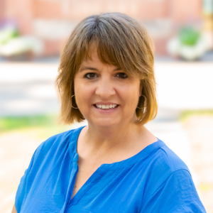 琼斯芭芭 headshot