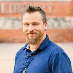 乔恩·罗伯逊 headshot