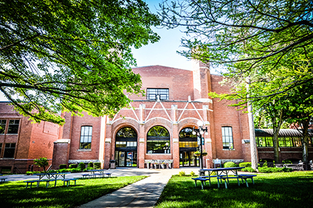 图书馆 building & quad