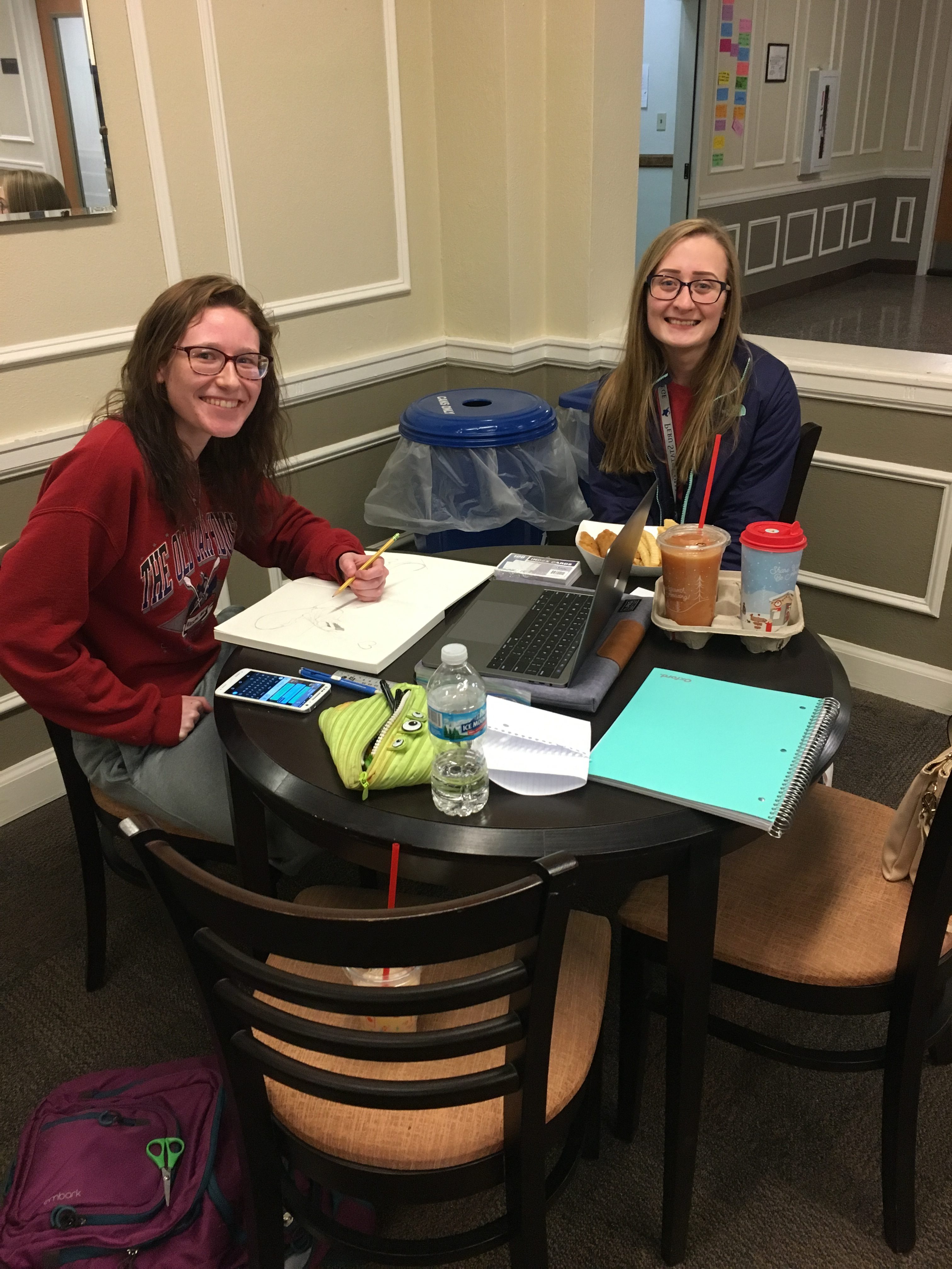 2 圣udents eating together