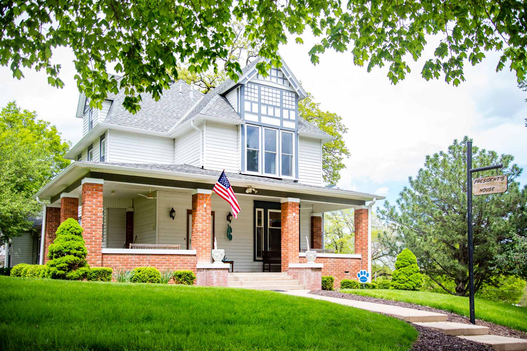 A front view of the 总统的房子.